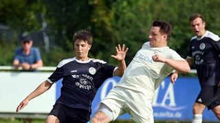 Da konnten sich Jonas Neckermann und seine Laudaer Mannschaftskollegen noch so strecken: Im Heimspiel gegen den SV Nassig reichte es erneut nicht zu einem Sieg. Die Spitzenplätze der Landesliga Odenwald rücken somit in weite Ferne.