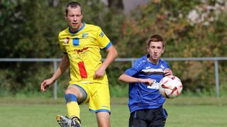 Ein enges Spiel lieferten sich die SGM Weikersheim/Laudenbach II (gelbe Trikots) und der SV Sindelbachtal. Die Gastgeber verloren es knapp mit 3:4.