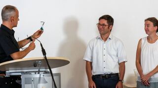 Als neuer Gemeindepastor der Liebenzeller Gemeinschaft in Bad Mergentheim wurde Tobias Morsch (Mitte), daneben seine Frau Karen, durch Vorstandsmitglied Michael Piertzik offiziell eingeführt und gesegnet. r