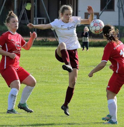 Sabrina Knüll (Mitte) schoss zwei Tore beim 4:3-Erfolg der SpG Dittwar/Tauberbischofsheim beim SC Klinge Seckach in der Frauenfußball-Verbandsliga.