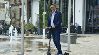 Zum Gespräch beim Drayß in Bürstadt kommt Alexander Bauer mit dem E-Scooter angedüst.