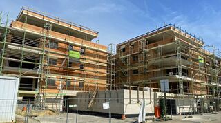Blick auf das Paulus-Projekt in Creglingen, Rothenburger Straße 23 und 25: „Die insgesamt 22 modernen Eigentumswohnungen, aufgeteilt auf zwei Wohnhäuser, bieten Ihnen modernsten Wohnkomfort inmitten einer idyllischen Landschaft“, wirbt die „Paulus Wohnbau“. Derzeit steht die Baustelle aber still.