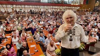 Peter Orloff zauberte mit seinem letzten Lied vor der Zugabe, „Du“, eine ganz besondere Atmosphäre in die Tauber-Franken-Halle.