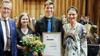 Auszeichnung übergeben (von links): Der Vorsitzende des Vorstands der Stiftung Würth Johannes Schmalzl, der Aufsichtsratsvorsitzende der Stiftung Reinhold Würth, JMD-Präsident Johannes Freyer, die Orchestermitglieder Juliana Laenger (Violine) und Luca Miedeck (Cello) und die Vorständin der Stiftung, Maria Würth.