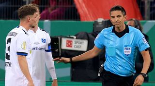 Deniz Aytekin (rechts), einer der besten Schiedsrichter Deutschlands, stahlt auf dem Platz eine große Souveränität aus und besticht durch seine empathische Art. Auf dem Spielfeld und außerhalb genießt bei ihm der Begriff Respekt einen hohen Stellenwert. Am Donnerstag, 19. Oktober, kommt der 45-Jährige zu einem Benefizabend in die Grünsfelder Stadthalle.
