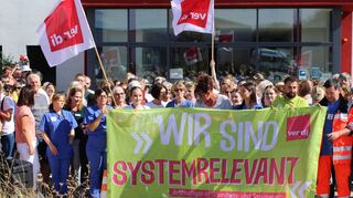 Mehr als 200 Menschen beteiligten sich an der Verdi-Kundgebung vor dem Haupteingang der Rotkreuzklinik in Wertheim.