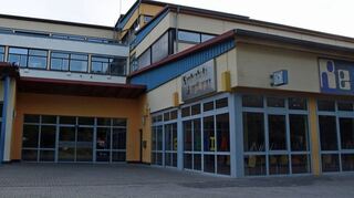 Das Creglinger Schulzentrum braucht in absehbarer Zeit eine neue Heizung. Der Gemeinderat hat sich am Dienstag mit den verschiedenen Lösungsmöglichkeiten einer künftigen Heizungskonzeption befasst. Eine Entscheidung soll erst in einer der nächsten Sitzungen erfolgen.