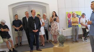 Vorsitzender Anatolij Schelhorn führte in die Ausstellung des Kunstkreises Lauda-Königshofen im Rathaus anlässlich der Königshöfer Messe ein.