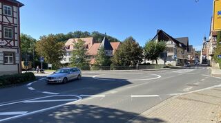 Die Verkehrsführung an der Lindenkreuzung ist seit Mittwoch neu geregelt: Dort gibt es jetzt einen Kreisverkehr.