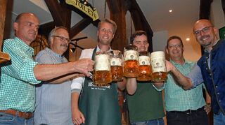 Albrecht Behringer, Roland Treu, Markus Herrera Torrez, Florian Saggau, Kurt Waltz und der Marktmeister Patrick Grän (von links) stoßen an.