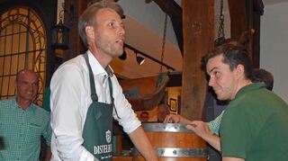 OB Markus Herrera Torrez beim Fassanstich zur Festbierprobe. Am Samstag wird er zur Eröffnung der Michaelismesse erneut zur Tat schreiten.
