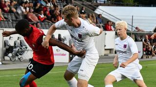 Jonas Limbach (Mitte) sagt, dass der FSV Hollenbach mittlerweile eine gestandene Oberliga-Mannschaft ist. Für das Heimspiel am Samstag um 13 Uhr gegen den FC Nöttingen ist der Einsatz des Mittelfeldspielers allerdings fraglich.