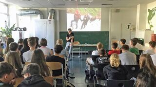 Autor Dirk Reinhardt begeisterte die Schüler und Schülerinnen bei seinem Vortrag über Afghanistan, das Thema behandelt er seinen Büchern.