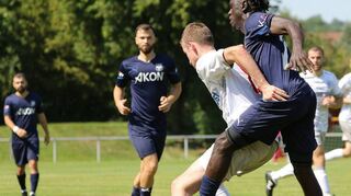 Niederstetten (weiß) ist spielfrei und steht mit dem Rücken zur Wand. Der VfB Bad Mergentheim (dunkle Trikots) hingegen ist im Derby in Markelsheim gefordert.