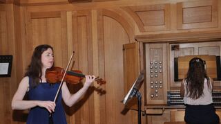 Katharina Rebecca Cording (Violine) und Bezirkskantorin Julia Kohler (Orgel) gestalteten das Programm in der Musikkirche.