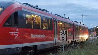 Eine Regionalbahn passiert als Einfach-Traktion den Haltepunkt Elpersheim. Im montäglichen frühmorgendlichen Schülerverkehr sorgte genau dieser Umstand für sehr großen Ärger sowohl bei Kindern und Jugendlichen, die zur Schule fahren wollten, und deren Eltern.