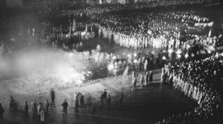Schauriges Spektakel: Tausende sind dabei, als am 10. Mai 1933 auf dem Berliner Opernplatz die zentrale Aktion der Bücherverbrennung in Deutschland stattfindet.