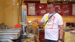 Die Teilnehmer durften selbst mit anpacken, hier beim Churros backen.