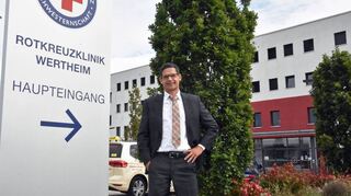 Mark Boddenberg vor der Wertheimer Rotkreuzklinik.