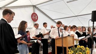 Die Freiwillige Feuerwehr Windischbuch feierte ihren 75. Geburtstag. Zum Programm gehörte auch ein Festgottesdienst im Festzelt.