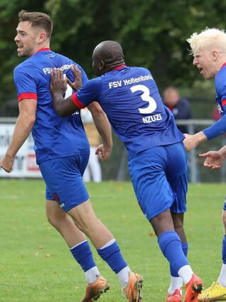 Zu früh gefreut: Trotz der beiden Tore von Hannes Scherer (links) reichte es für den FSV Hollenbach gegen den FC Nöttingen nur zu einem 2:2.