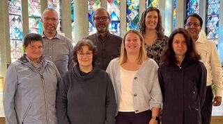 Stadtpfarrer Johannes Balbach hat am Sonntag das erste Gemeindeteam der Pfarrei Sankt Oswald berufen. Das Bild zeigt (von links) Christa Bernhard, Pfarrgemeinderatsvorsitzenden Achim Edelmann, Franziska Trunk, Dekan Johannes Balbach, Clara Linke, Helen Majer, Andrea Linke und Pfarrer Daison.