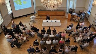 Bei einem offiziellen Treffen mit den Kollegen des Bautzener Kreistages und der Verwaltung informierte Landrat Udo Witschas über die aktuelle Entwicklung im Landkreis Bautzen.