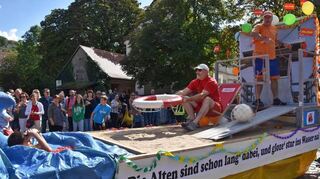 Kreative Motivwagen durften beim Umzug nicht fehlen.