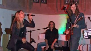 Eine Nacht lang Livemusik, quer durch die Stadt, quer durch die Jahrzehnte und quer durch viele Musikstile – an neun Spielorten, wie in der Marienkapelle (Auftritt von„Just Brill!“) oder im Gasthaus „Zum Ochsen“ mit „Eazy“ – überall wurde gespielt, gesungen, getanzt, gelacht und gefeiert.