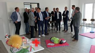 Im Anschluss an die Ansprachen gab es bei der Einweihung der neuen DRK-Rettungswache mit Schulungszentrum und Kleiderladen Führungen durch die Räume, zum Beispiel das Schulungszentrum.
