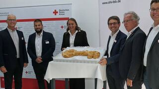 Die Bauunternehmer Eberhard und Dominik Dörr übergaben den symbolischen Schlüssel an die Vertreter des Kreisverbands. Manuela Grau, Steffen Molzer, Reinhard Frank und Uwe Rennhofer freuten sich.