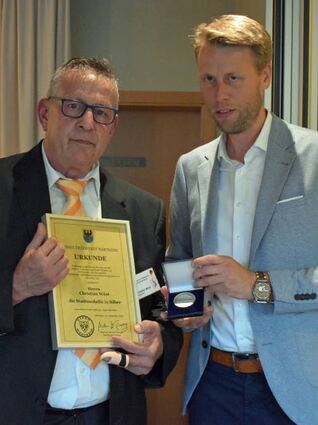 Markus Herrera Torrez überreichte Christian Wüst, Vorsitzender der BRSG, die Stadtmedaille in Silber.