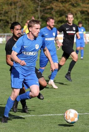 Harthausen (in Blau) gewann das Heimspiel gegen Neuhütten.