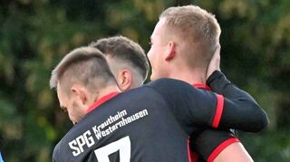 Allen Grund zur Freude hatten Max Schmidt (Nummer 7) und seine Mitspieler am Freitagabend: Mit dem 10:0-Heimsieg fuhr die SpG Krautheim/Westernhausen ein historisches Ergebnis ein.