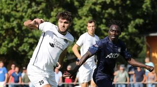 Verbissen wurde im Bezirksliga-Derby zwischen Markelsheim/Elpersheim (in Weiß) und Bad Mergentheim um jeden Ball gekämpft. Am Ende behielt der Aufsteiger „vom Dorf“ verdient mit 1:0 die Oberhand über den VfB aus der Stadt.