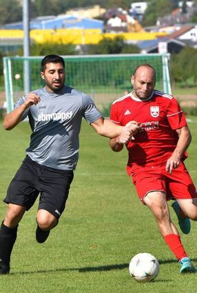Die SpG Balbachtal II gewinnt mit 5:0 gegen den FC Eichel II (in Rot).