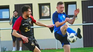 Türkgücü Wertheim (rote Trikots) entscheidet das Stadtderby gegen die Viktoria mit 3:0 für sich.