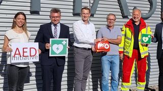 Der 300. Defibrillator im Neckar-Odenwald-Kreis hängt bei der Haselmeier GmbH in Buchen. Das Bild zeigt die Verantwortlichen bei der offiziellen Inbetriebnahme (von links): Melanie Rudolf (Geschäftsstelle der Kommunalen Gesundheitskonferenz), Landrat Dr. Achim Brötel, Frank Fürst (Standortleiter Buchen) und Hubert Kern (Fachkraft für Arbeitssicherheit) von der Haselmeier GmbH, Leitenden Notarzt Dr. Harald Genzwürker sowie Steffen Horvath (Geschäftsführer DRK-Kreisverband Buchen).