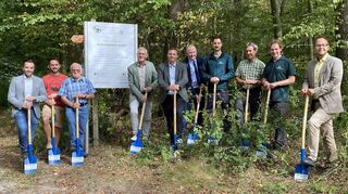 Der Spatenstich für das Mammutprojekt Waldflurneuordnung in Großrinderfeld erfolgte im Beisein von Bürgermeister Johannes Leibold (links), Werner Rüger vom Amt für Flurneuordnung (Vierter von links) und Ministerialdirektor Knut Tropf (Fünfter von links). Das Ministerium für Ernährung, Ländlichen Raum und Verbraucherschutz fördert die Maßnahme finanziell.