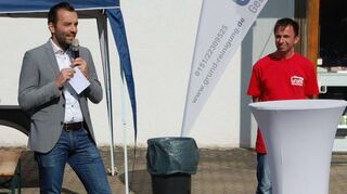 Großrinderfelds Bürgermeister Johannes Leibold (links) und Michael Grund, Vorsitzender des Gewerbevereins Großrinderfeld, eröffneten gemeinsam die Gewerbeschau im Gewerbegebiet „Am Hinteren Berg“ in Gerchhseim.