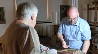 Restaurator Georg Pracher bot am Sonntag erstmals die Möglichkeit private Kunstwerke unter anderen in den Themen Erhaltung und Restaurierung einschätzen zu lassen. Die Nutzer des Angebots, darunter Christa und Jürgen Kratochwil, freute sich über viele Detailinformationen und Erhaltungstipps des Experten.