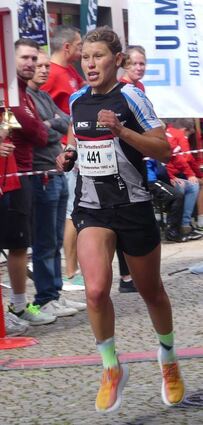 Eine Klasse für sich war wieder einmal Siegerin Eleisa Haag (links). Einen überlegenen Sieg verbuchte Lukas Frank im Lauf der Schüler und Jugend (Mitte). Im „Familien-Duell“ verwies Alea Menikheim ihre Schwester Mona auf Platz zwei.