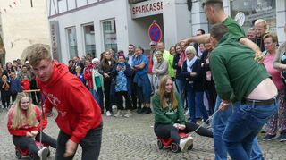 Die Winzertänzer sorgten vor großer Zuschauerkulisse wieder für eine Mordsgaudi. Im Bobbycar-Rennen waren die „Roten“ diesmal etwas schneller.