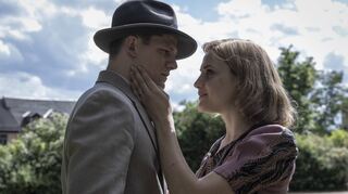 Max von der Groeben als Wilhelm und Mala Emde in der Hauptrolle der Helene in einer Szene des Films „Die Mittagsfrau“.