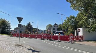Der Bahnübergang an der Kreuzung Waldstraße und Buchener Straße in Walldürn wird saniert. Deshalb ist die Straße gesperrt.