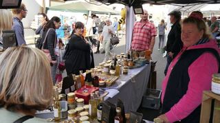 Der traditionelle Michaelismarkt ließ wieder viele Besucher und Besucherinnen in die Neubrunner Hauptstraße kommen.