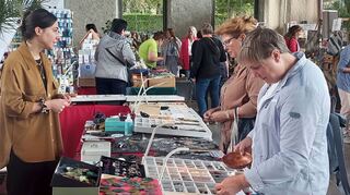 Das vielseitige Angebot an Stoffen, Patchwork und Zubehör zum kunstvollen Handarbeiten fand bei den Besucherinnen großes Interesse.