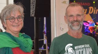 Losgewinner Reinhold Balbach mit Bürgermeisterin Heike Naber.