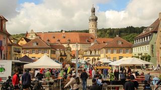 Sehr gut besucht war der 4. Weikersheimer Markt für Regionalität und Nachhaltigkeit. Beschicker wie Gäste freuten sich über gute Gespräche, Geschäfte, Genüsse und perfekte Organisation durch den Weikersheimer Klimastammtisch.