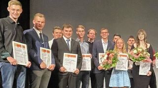 Die insgesamt 19 Prüfungsbesten ihrer jeweiligen Handwerksinnung gemeinsam mit Kreishandwerksmeister Michael Szabo (Dritter von rechts) und KHS-Geschäftsführerin Angelika Gold (rechts). Besonders ausgezeichnet wurden „Die Besten der Besten“ Tom Beuschlein (Anlagenmechaniker für Betriebstechnik Prokopp GmbH Reicholzheim) und Laura Schmeiser (Elektronikerin Energie- und Gebäudetechnik Netze BW GmbH Tauberbischofsheim).